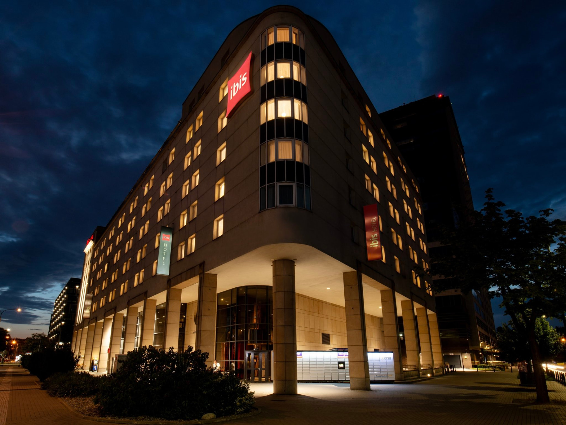 Отель Ibis Warszawa Stare Miasto вечером